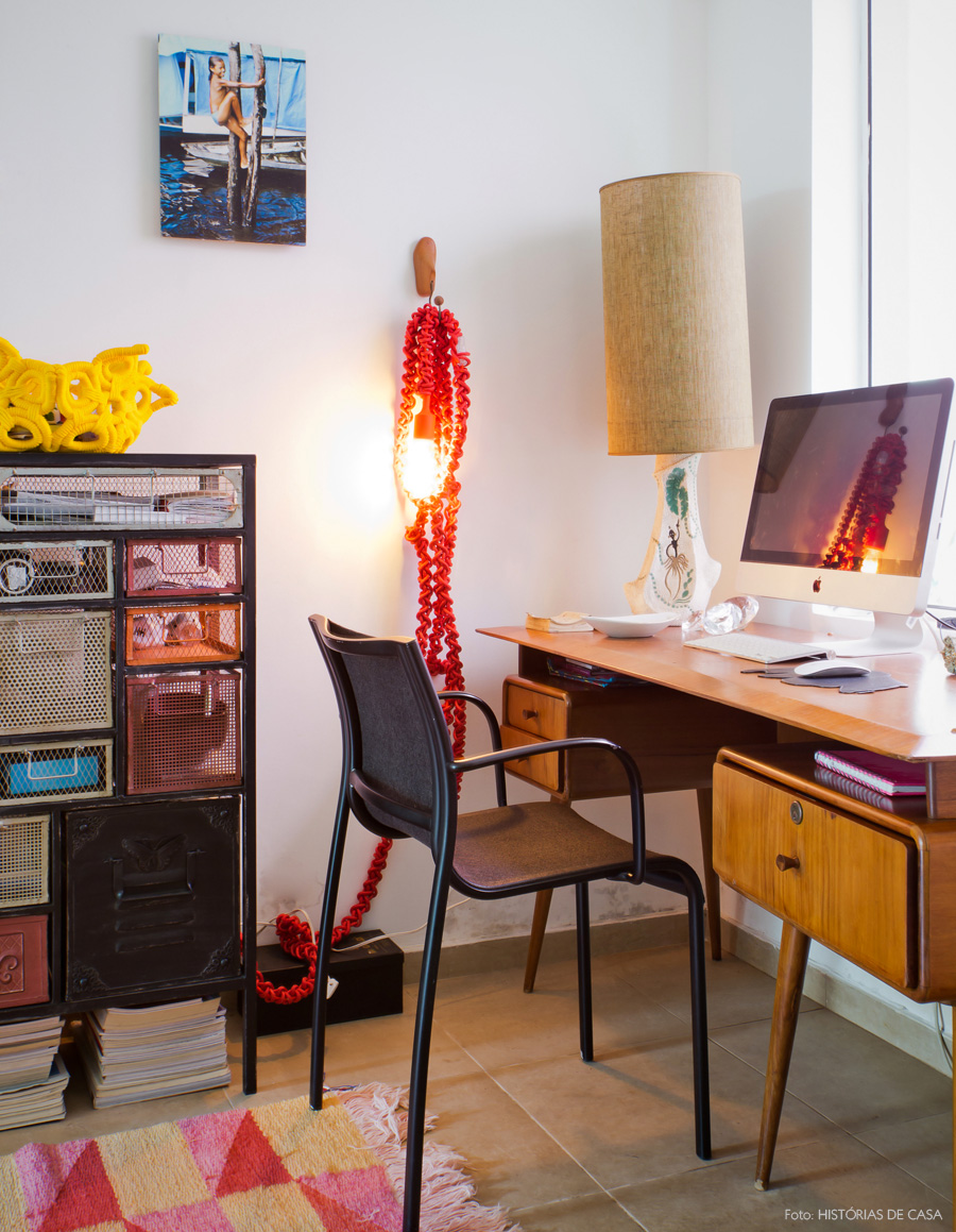 27-decoracao-home-office-moveis-vintage-tapete-estampado