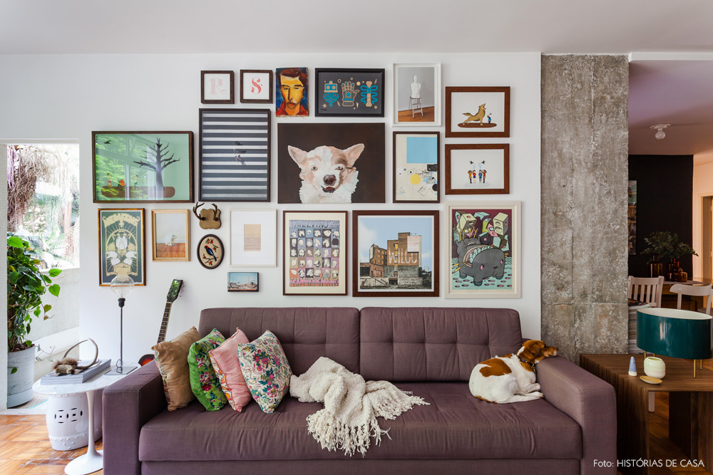 02-decoracao-sala-estar-parede-quadros-sofa-cinza-plantas