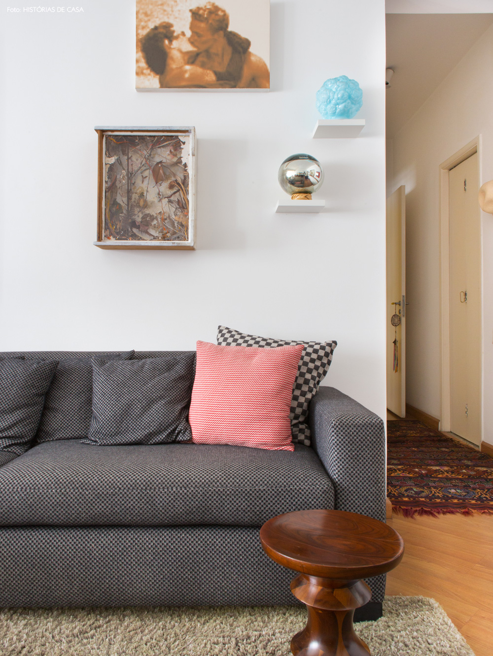 03-decoracao-apartamento-sofa-cinza-quadros-parede