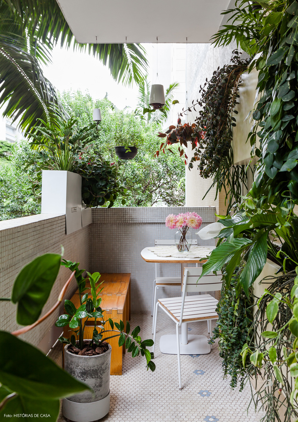 10-decoracao-apartamento-varanda-pequena-plantas-jardim-vertical
