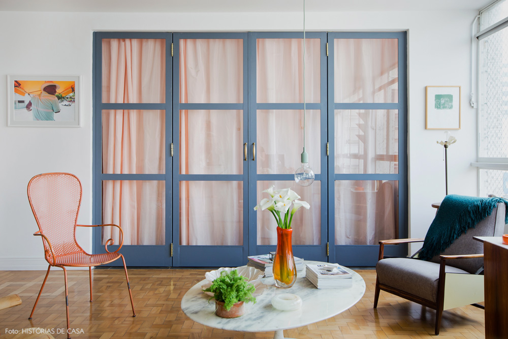 10-decoracao-portas-pintadas-cinza-cortina-rosa-vidro