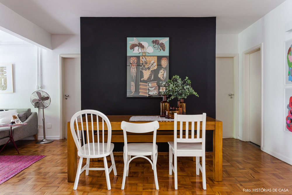 12-decoracao-sala-de-jantar-parede-preta-mesa-madeira