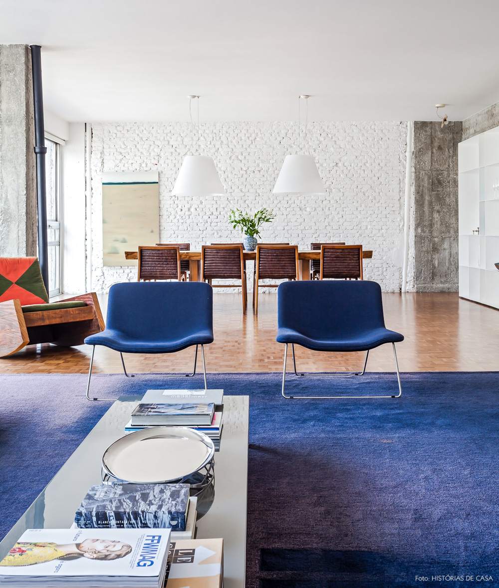 14-decoracao-sala-estar-apartamento-tapete-azul-tijolinho