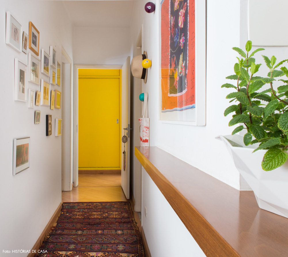16-decoracao-corredor-quadros-tapete-etnico-amarelo