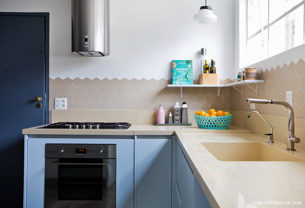 25-decoracao-cozinha-azulejo-hexagonal-armarios-azuis
