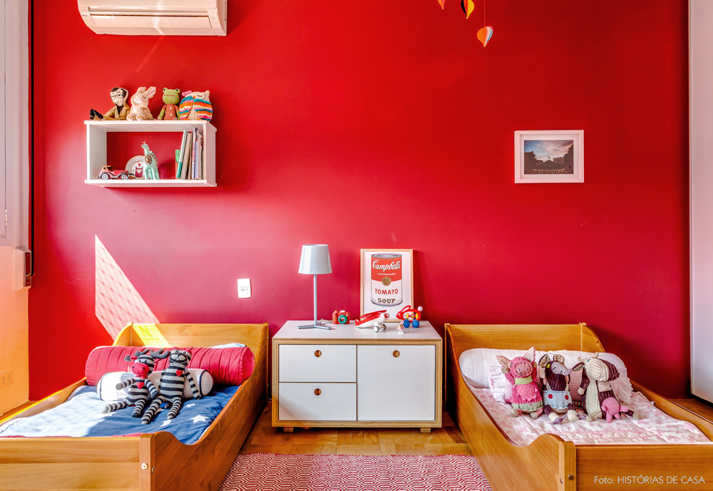 25-decoracao-quarto-crianca-irmaos-parede-vermelha
