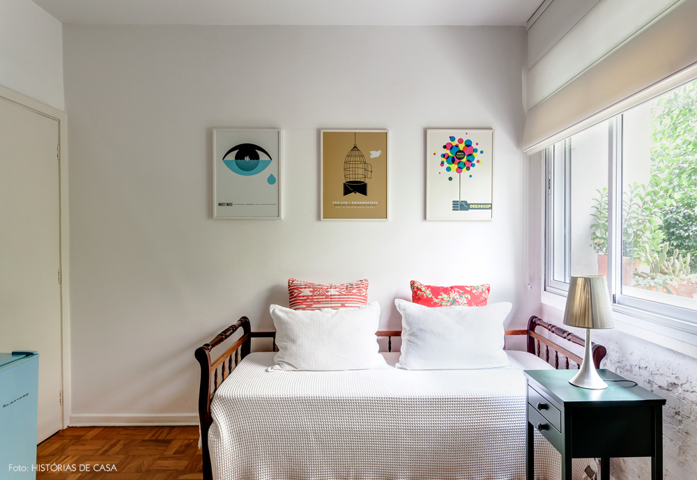 26-decoracao-quarto-branco-cama-antiga-posteres-coloridos