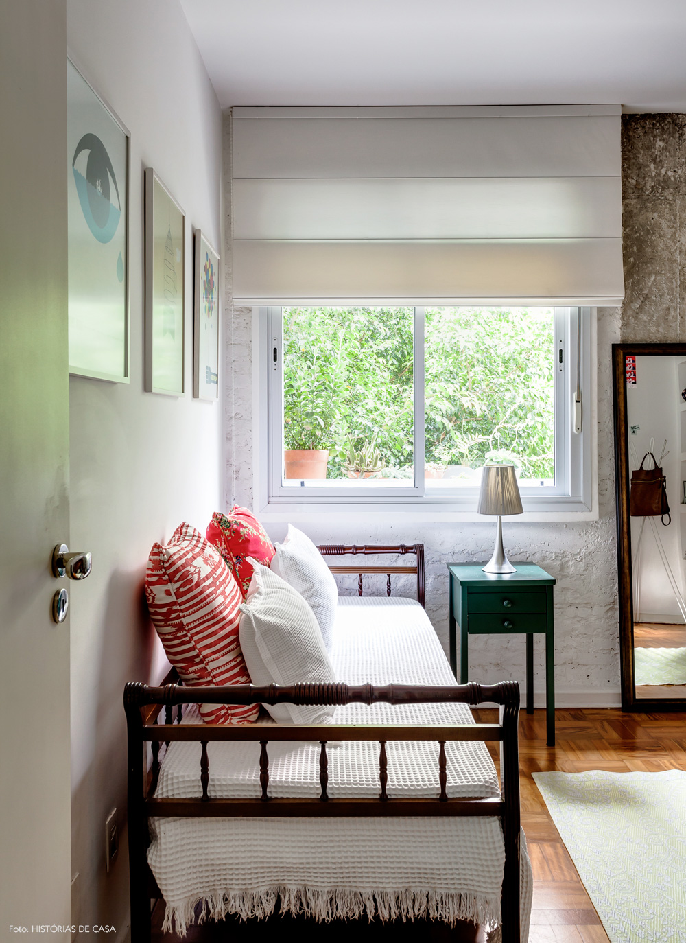 27-decoracao-quarto-branco-cama-antiga-parede-rustica