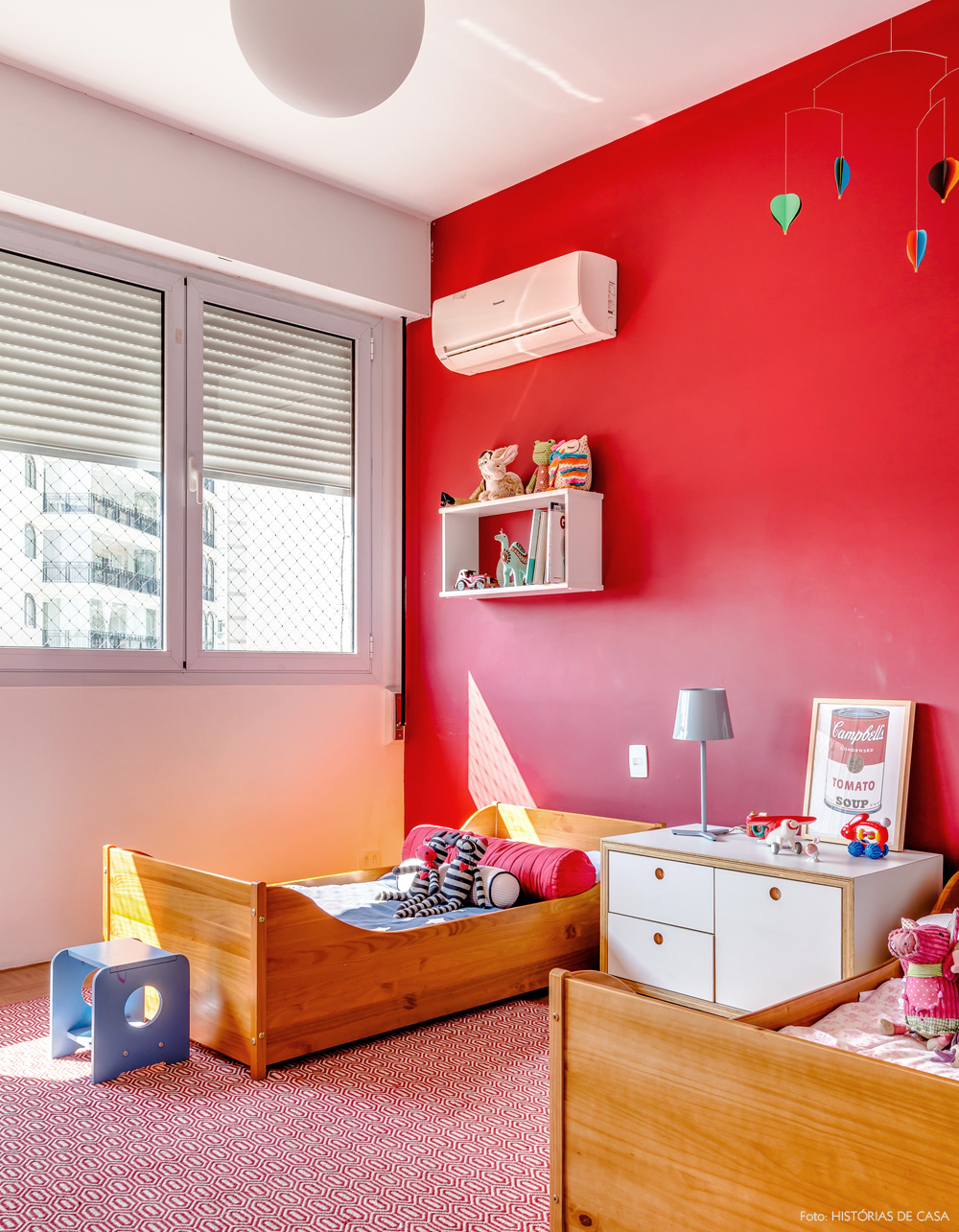 27-decoracao-quarto-crianca-irmaos-parede-vermelha