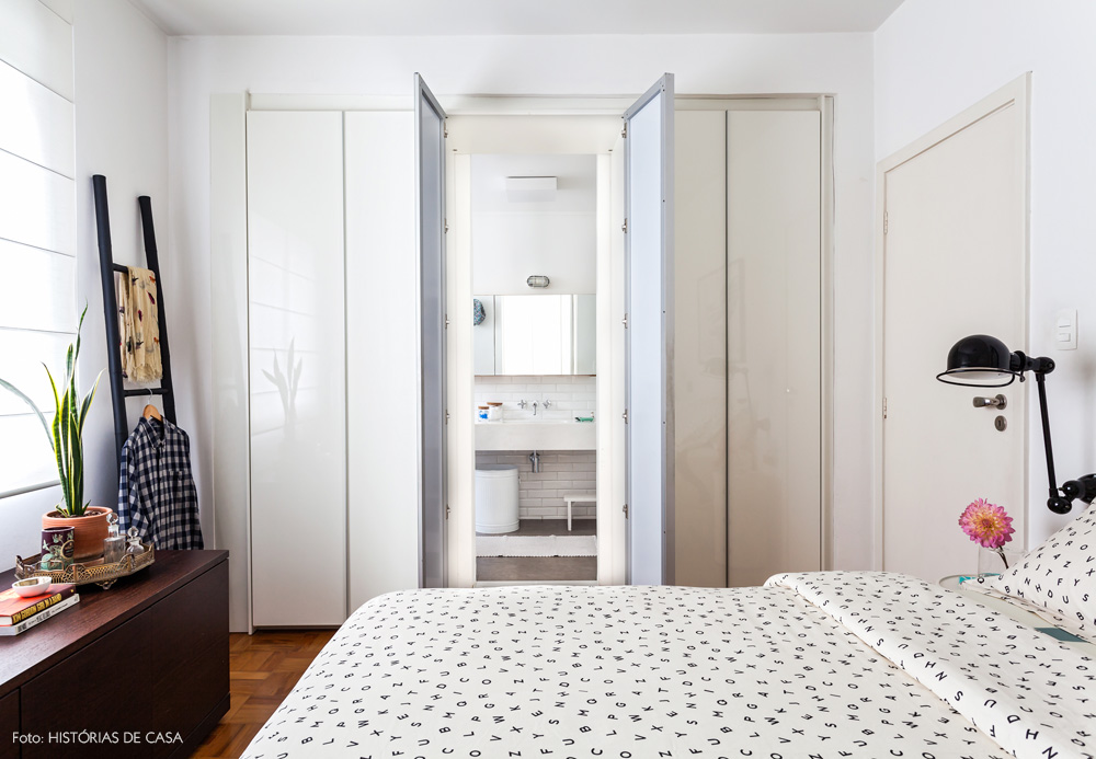 29-decoracao-quarto-branco-integracao-banheiro-camuflado-guarda-roupa