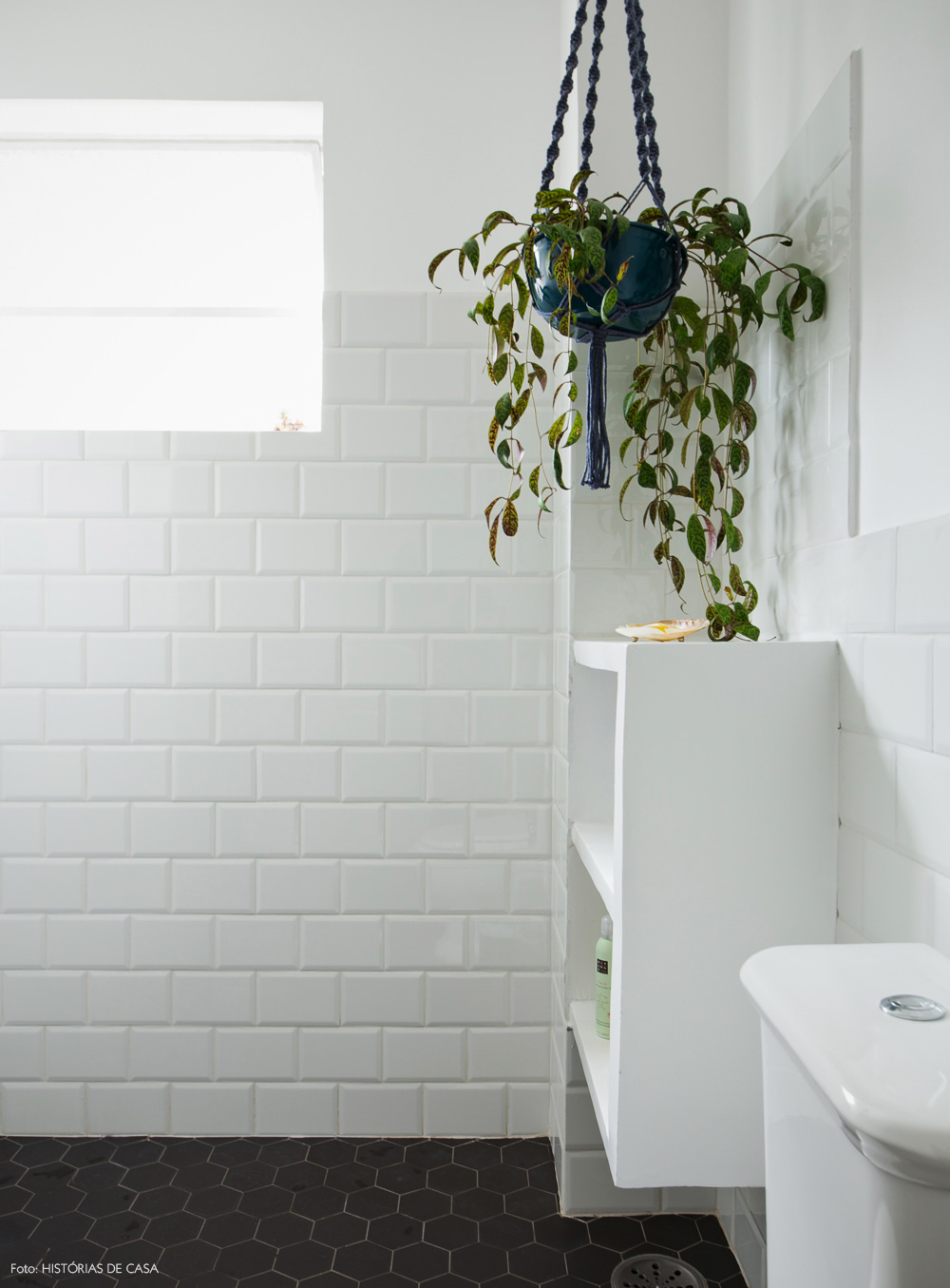 39-decoracao-banheiro-subway-tiles-piso-hexagonal-macrame-plantas