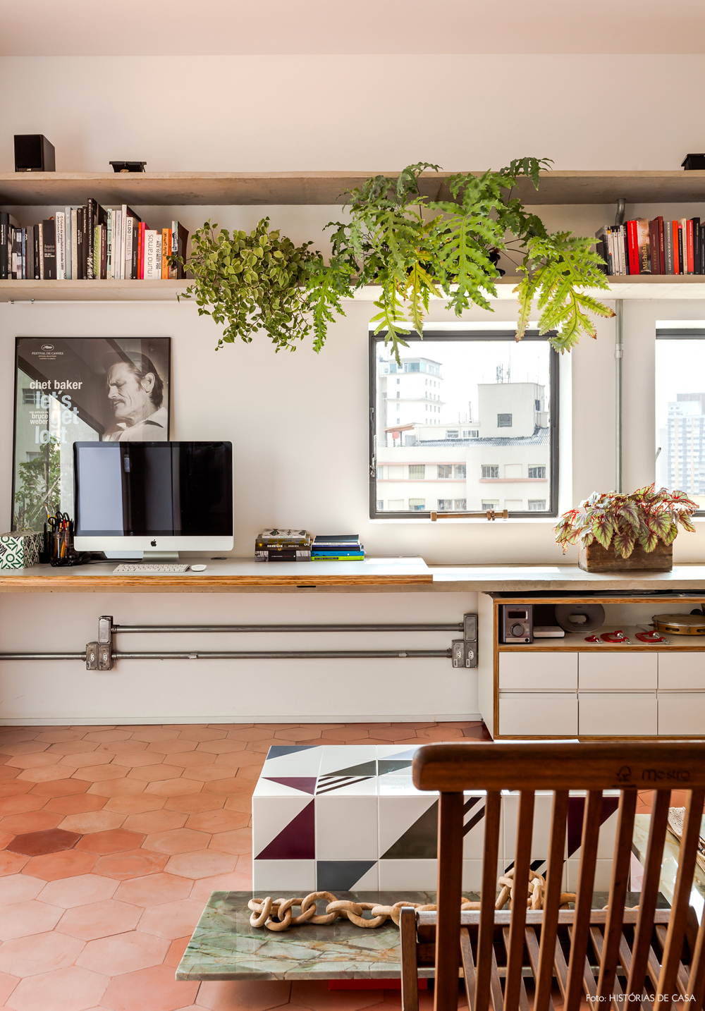 12-decoracao-home-office-bancada-concreto-plantas-prateleira