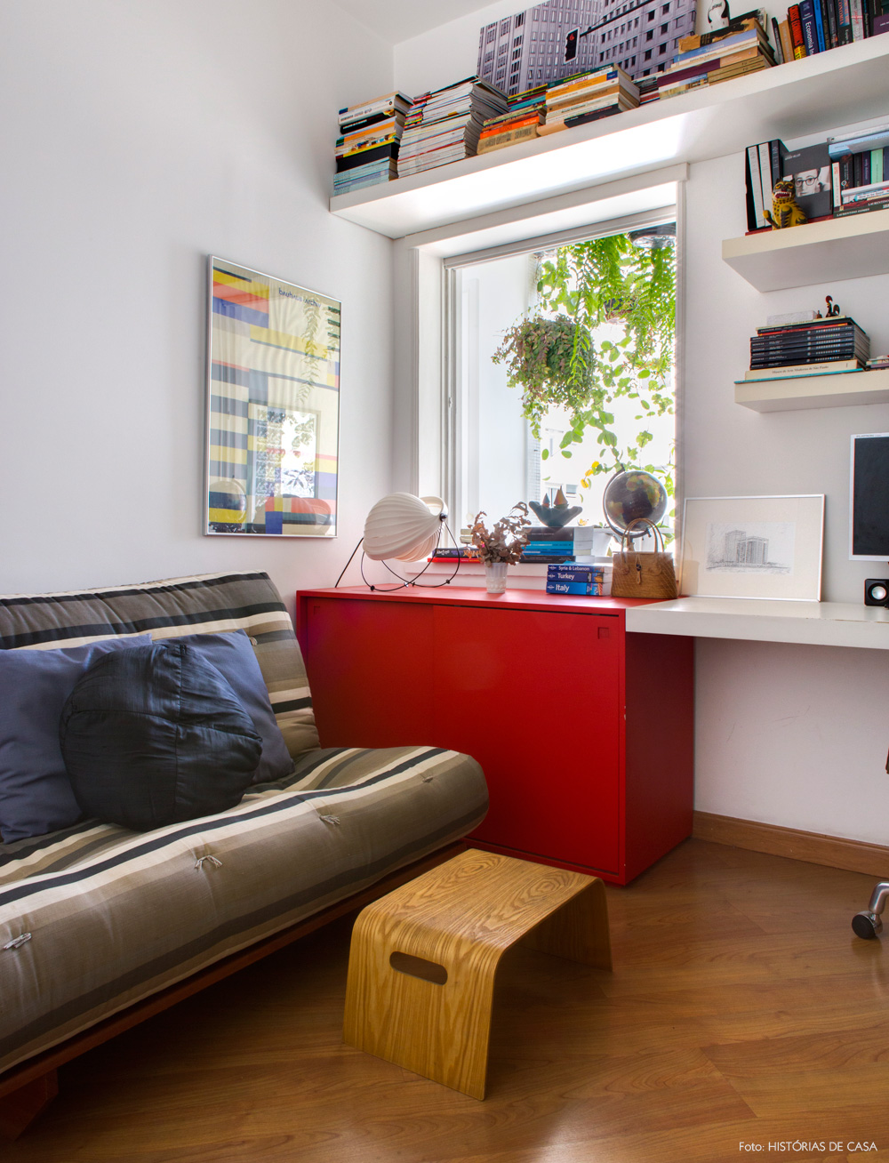 28-decoracao-home-office-futon-listrado-movel-vermelho