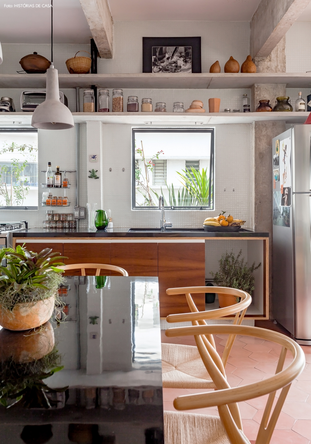 29-decoracao-cozinha-prateleiras-bancada-concreto-granito-preto