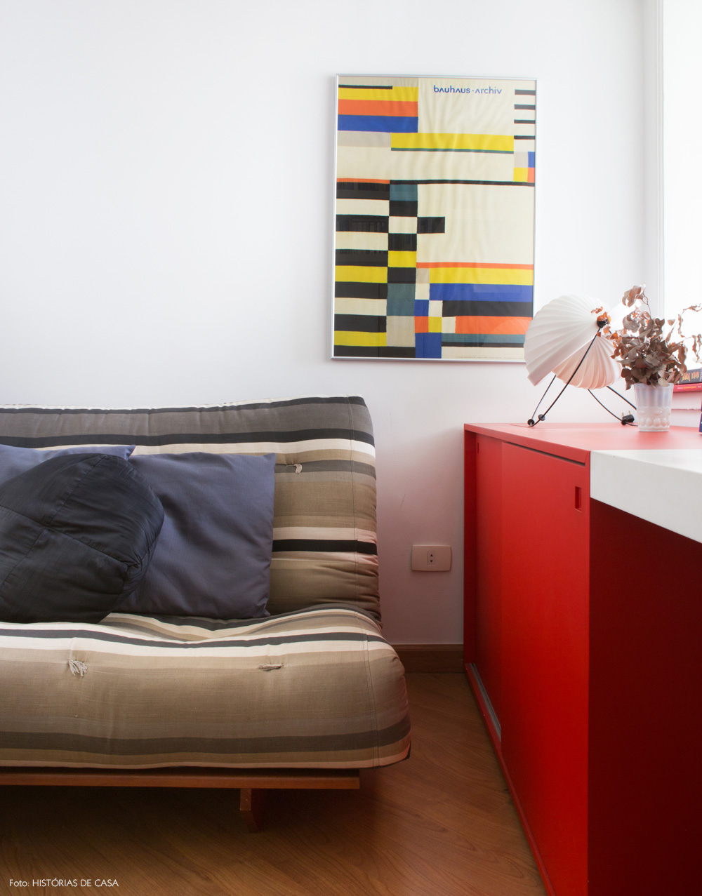 29-decoracao-home-office-futon-listrado-movel-vermelho