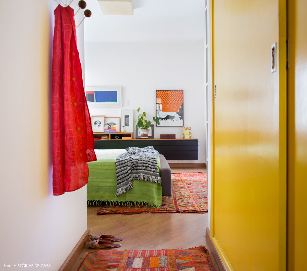 30-decoracao-quarto-colorido-armario-pintado-amarelo