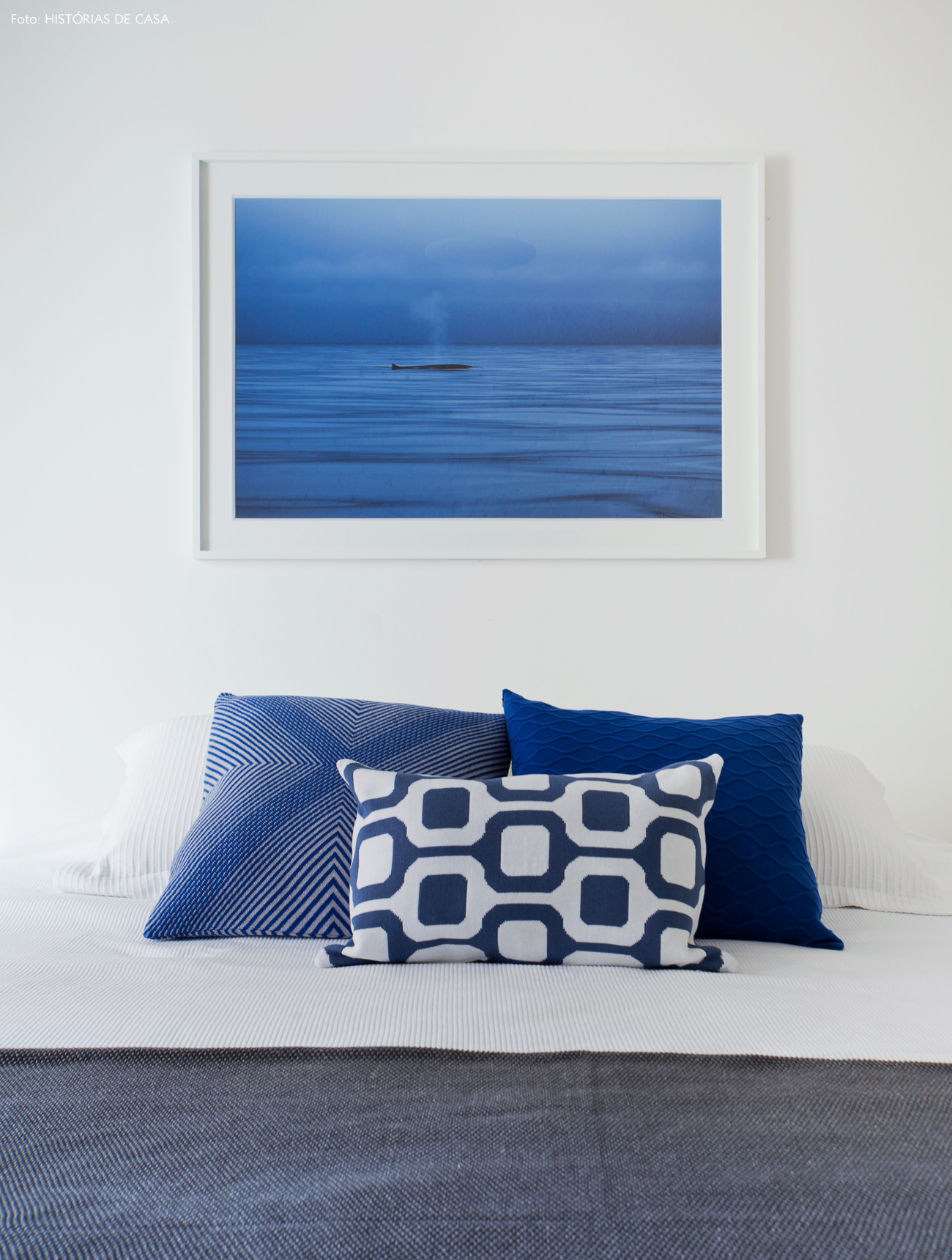 31-decoracao-quarto-branco-detalhes-em-azul-almofadas