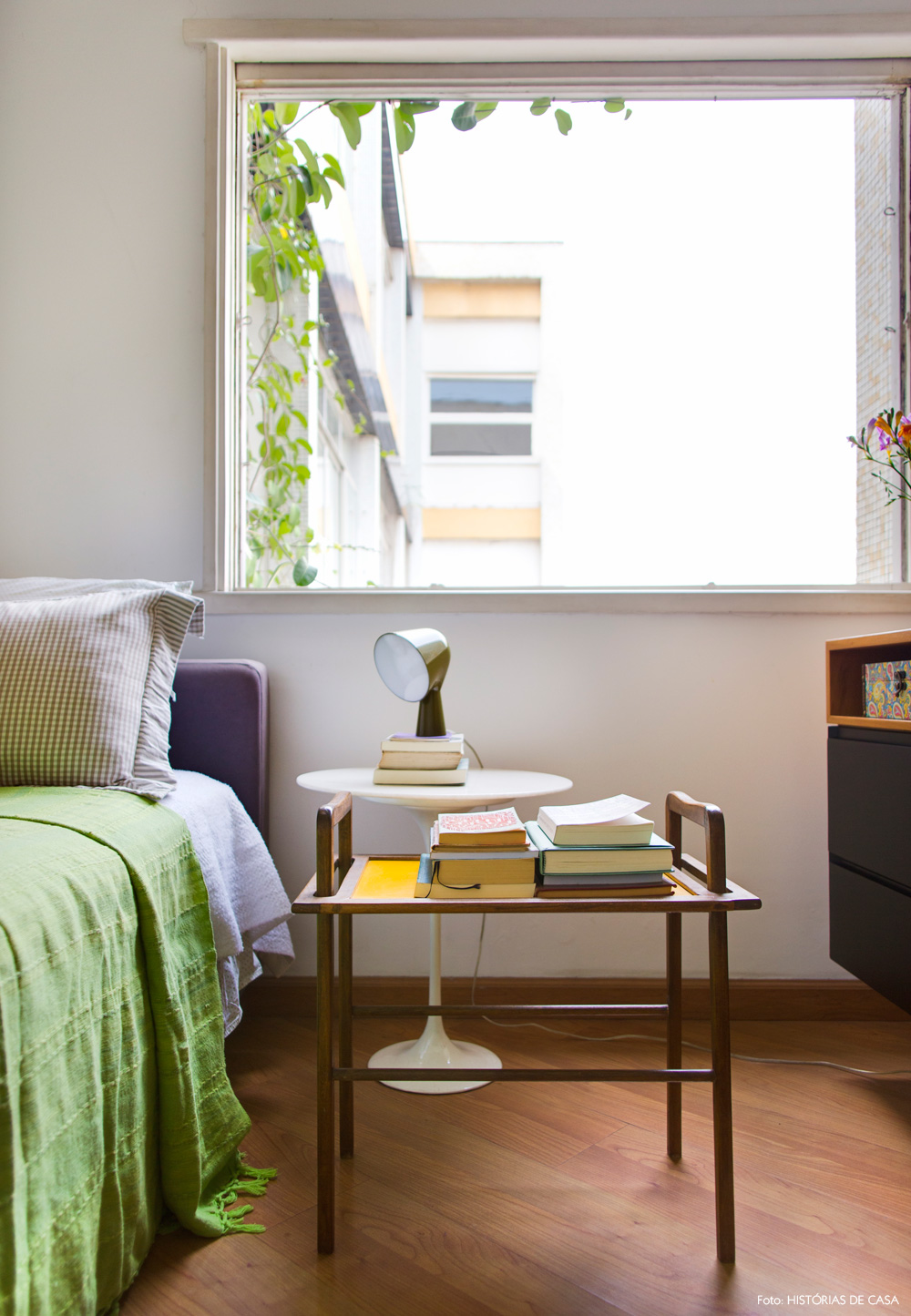 36-decoracao-quarto-criado-mudo-vintage-trepadeira-janela