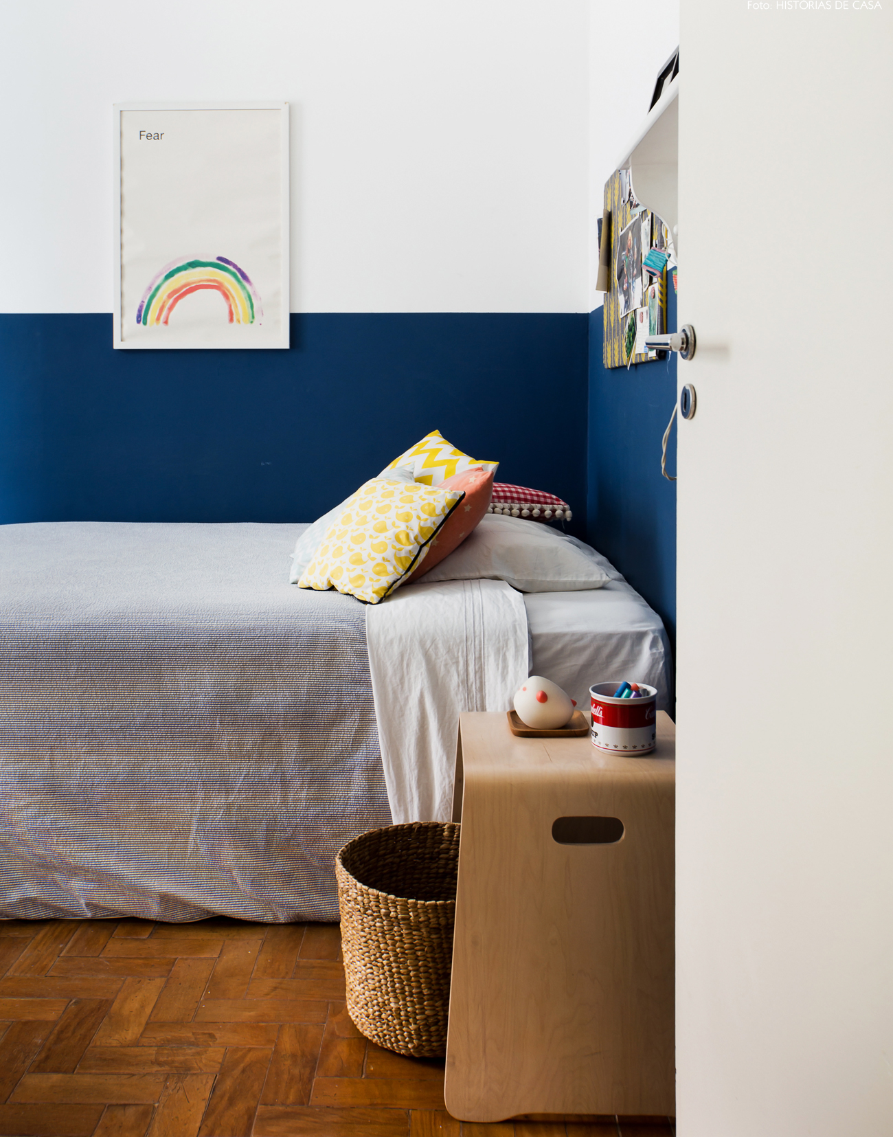 38-decoracao-quarto-crianca-parede-azul-almofadas-estampadas