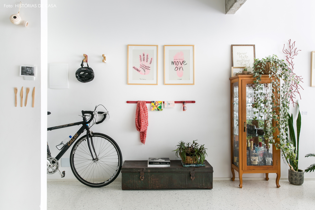 01-decoracao-apartamento-entrada-bicicleta-bau-antigo