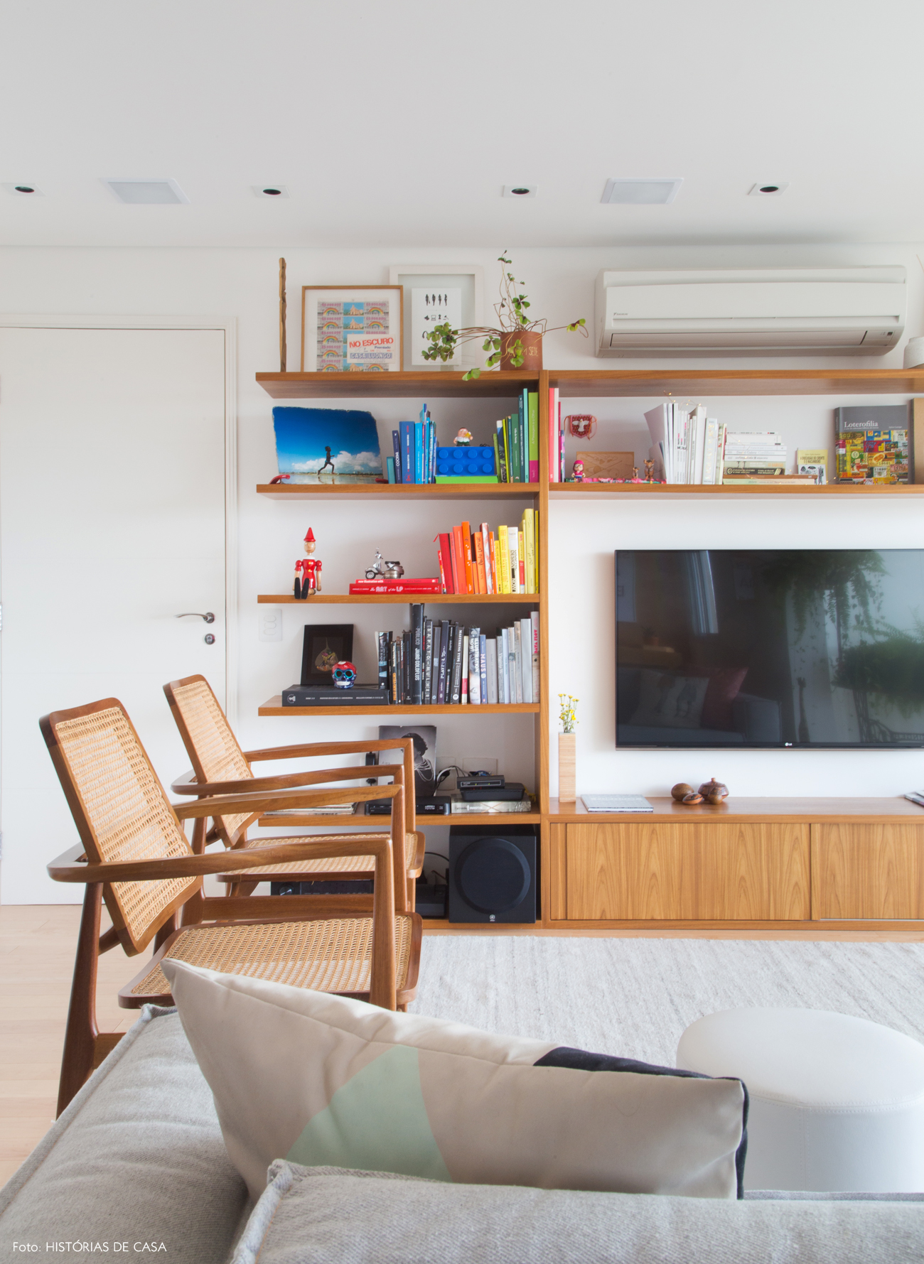 01-decoracao-apartamento-integrado-marcenaria-sala-estar-estante