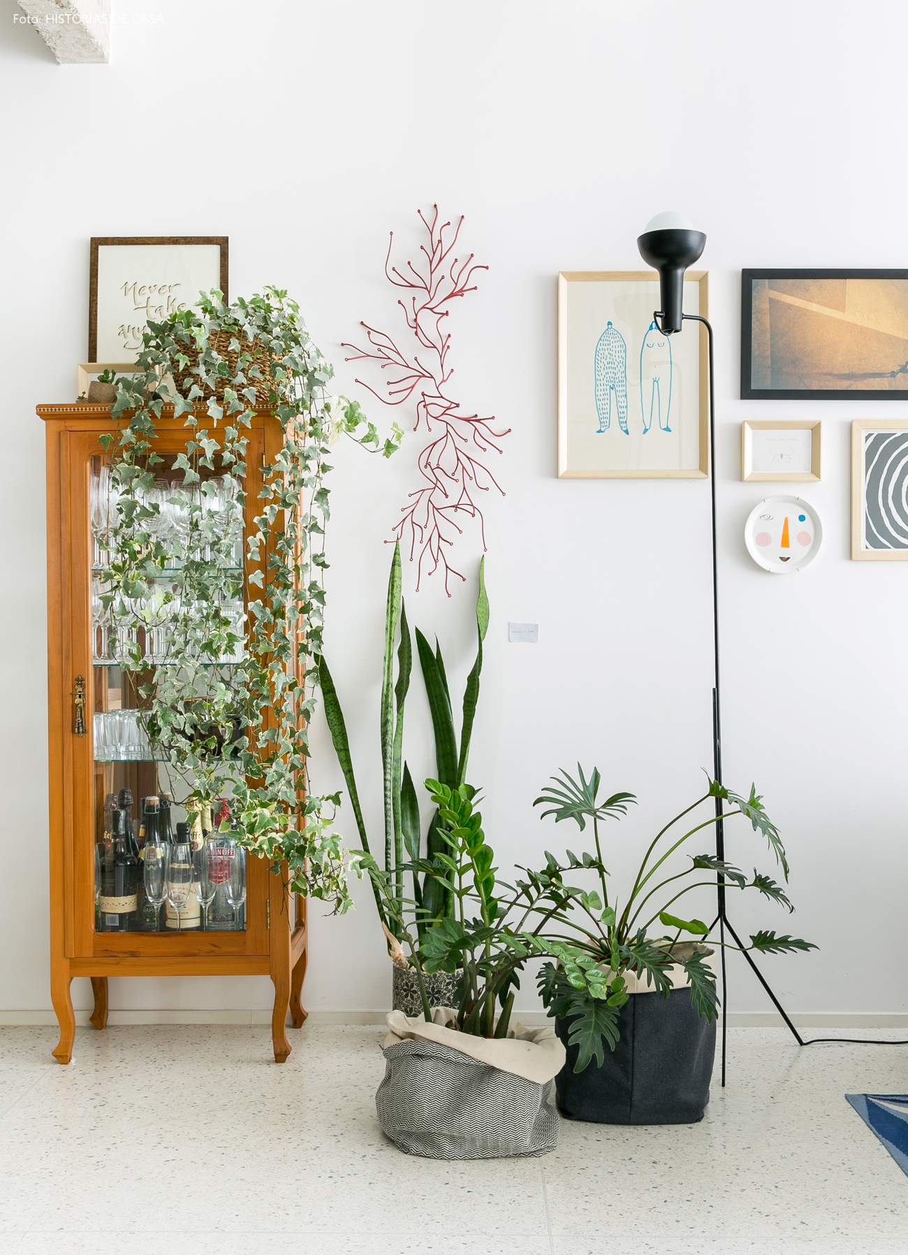 07-decoracao-apartamento-cristaleira-vintage-plantas-vasos