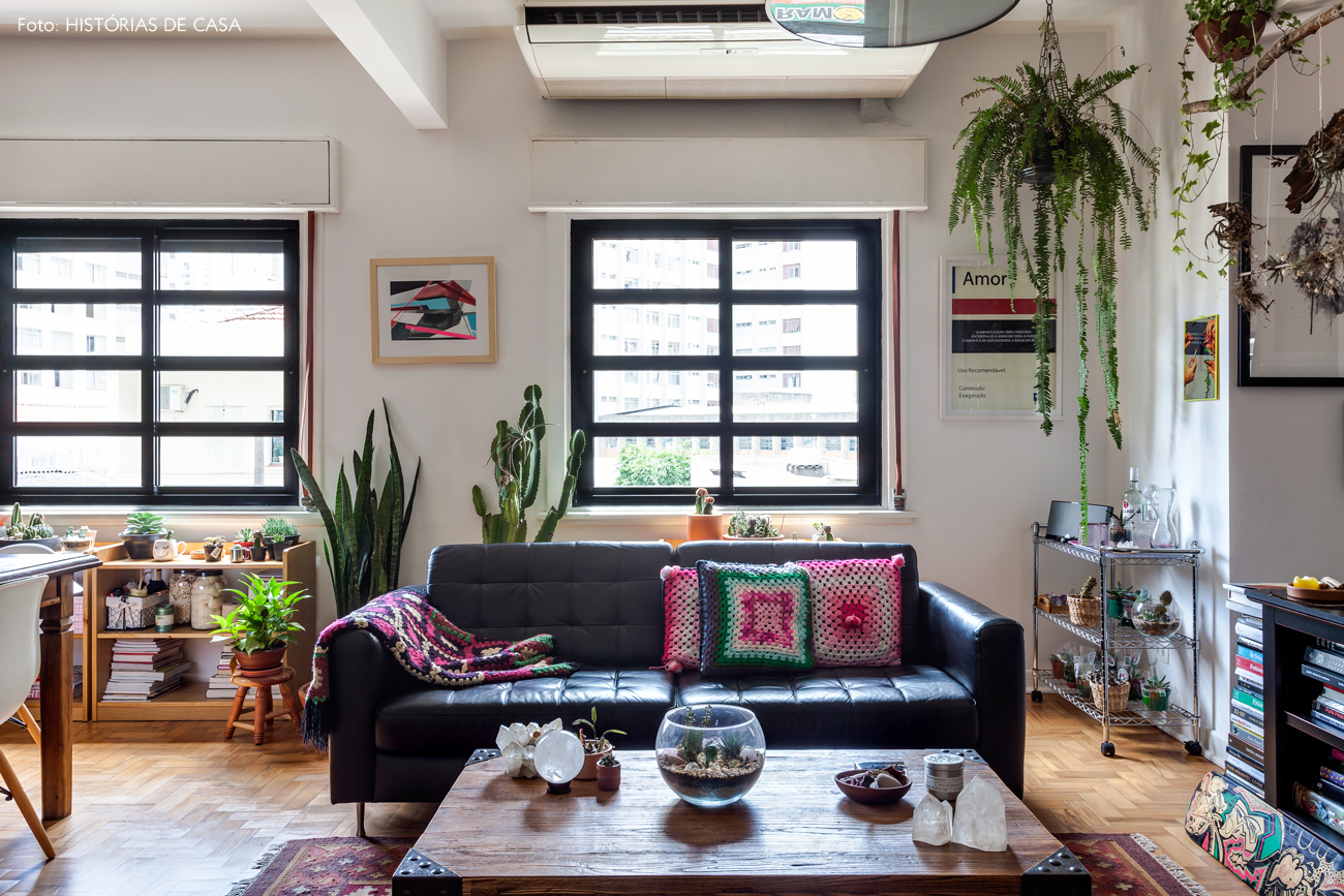 10-decoracao-sala-integrada-sofa-couro-preto-tapete-rosa