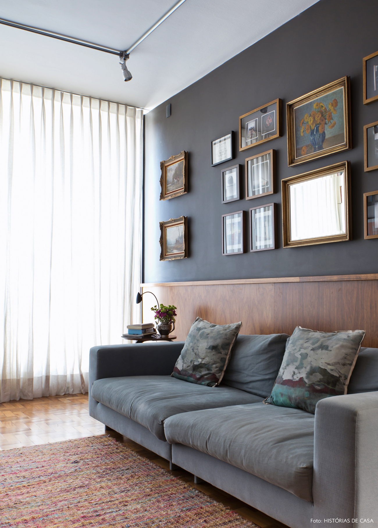23-decoracao-sala-estar-sofa-azul-claro-lambri-de-madeira