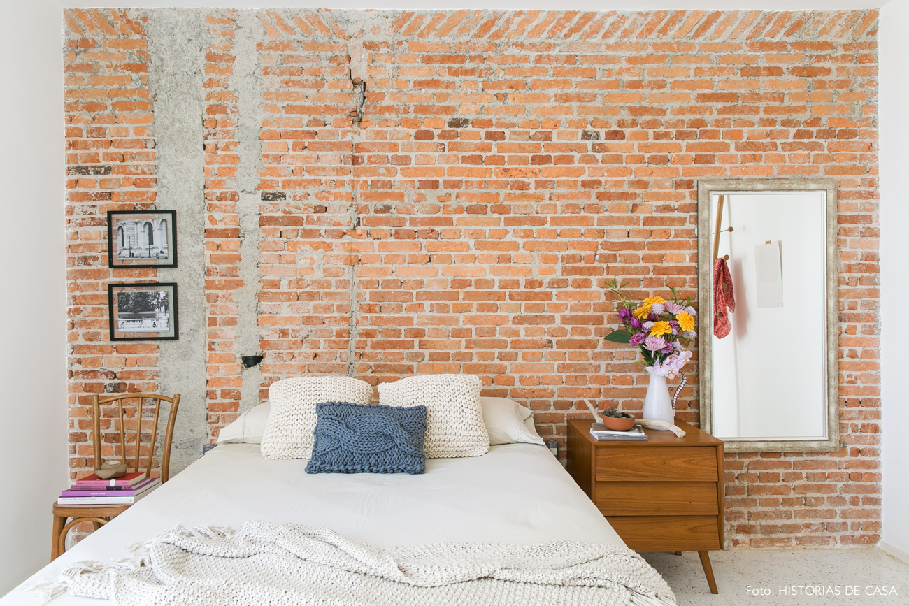 25-decoracao-quarto-casal-parede-tijolinhos-almofadas-trico