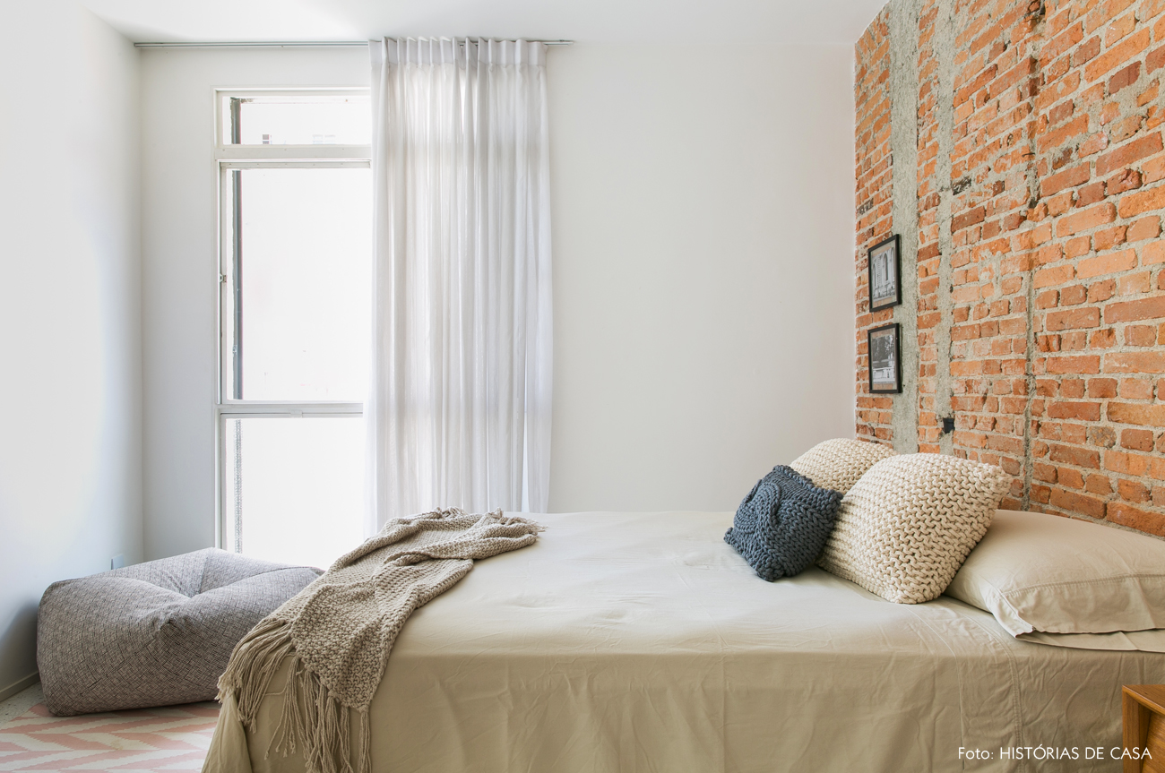 26-decoracao-quarto-casal-parede-tijolinhos-almofadas-trico