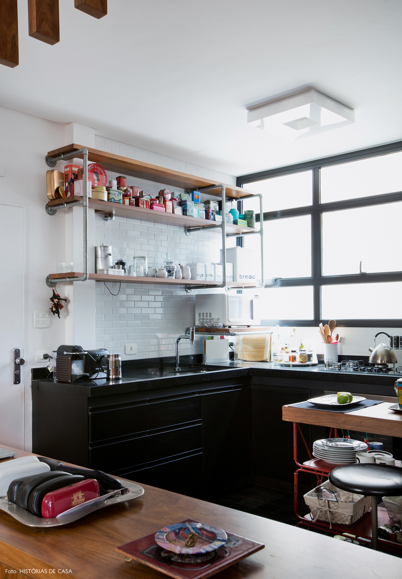 29-decoracao-cozinha-integrada-subway-tiles-brancos-estante-canos