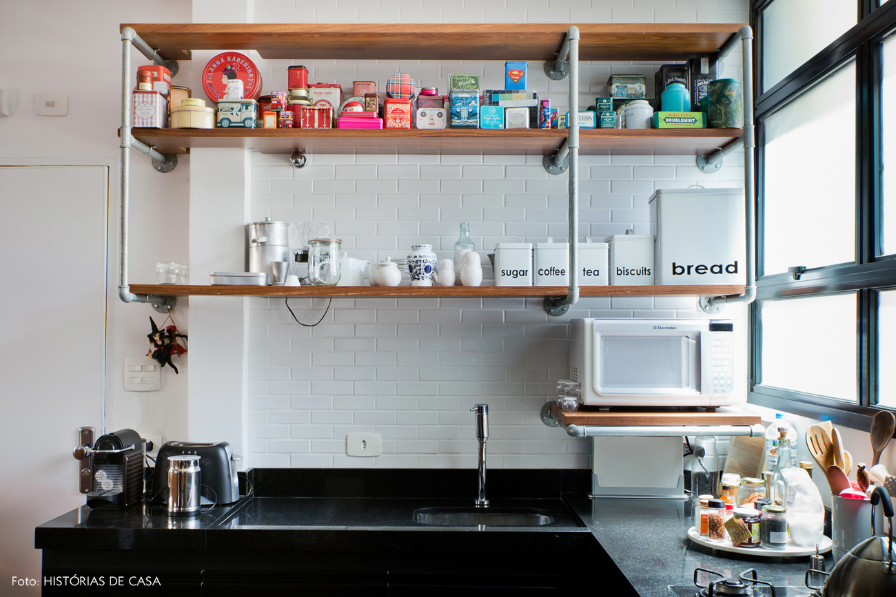 31-decoracao-cozinha-estante-com-canos-colecao-latas-coloridas