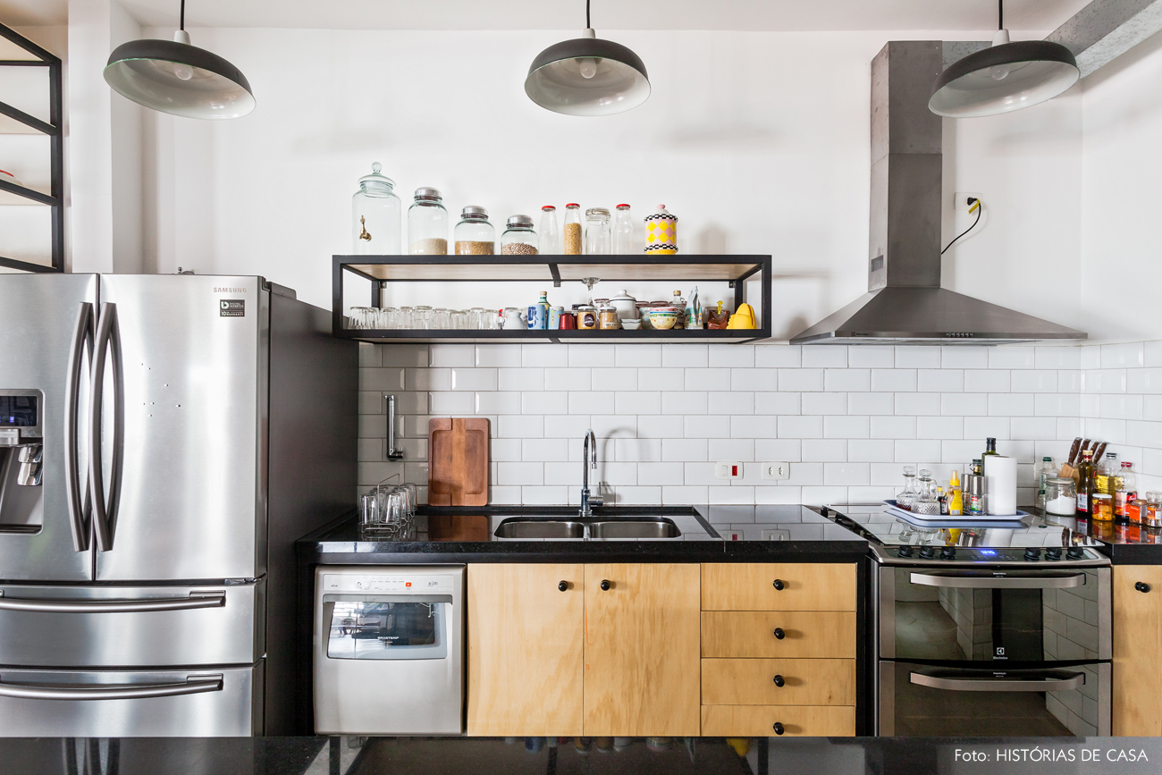 31-decoracao-cozinha-integrada-estante-industrial-subway-tiles