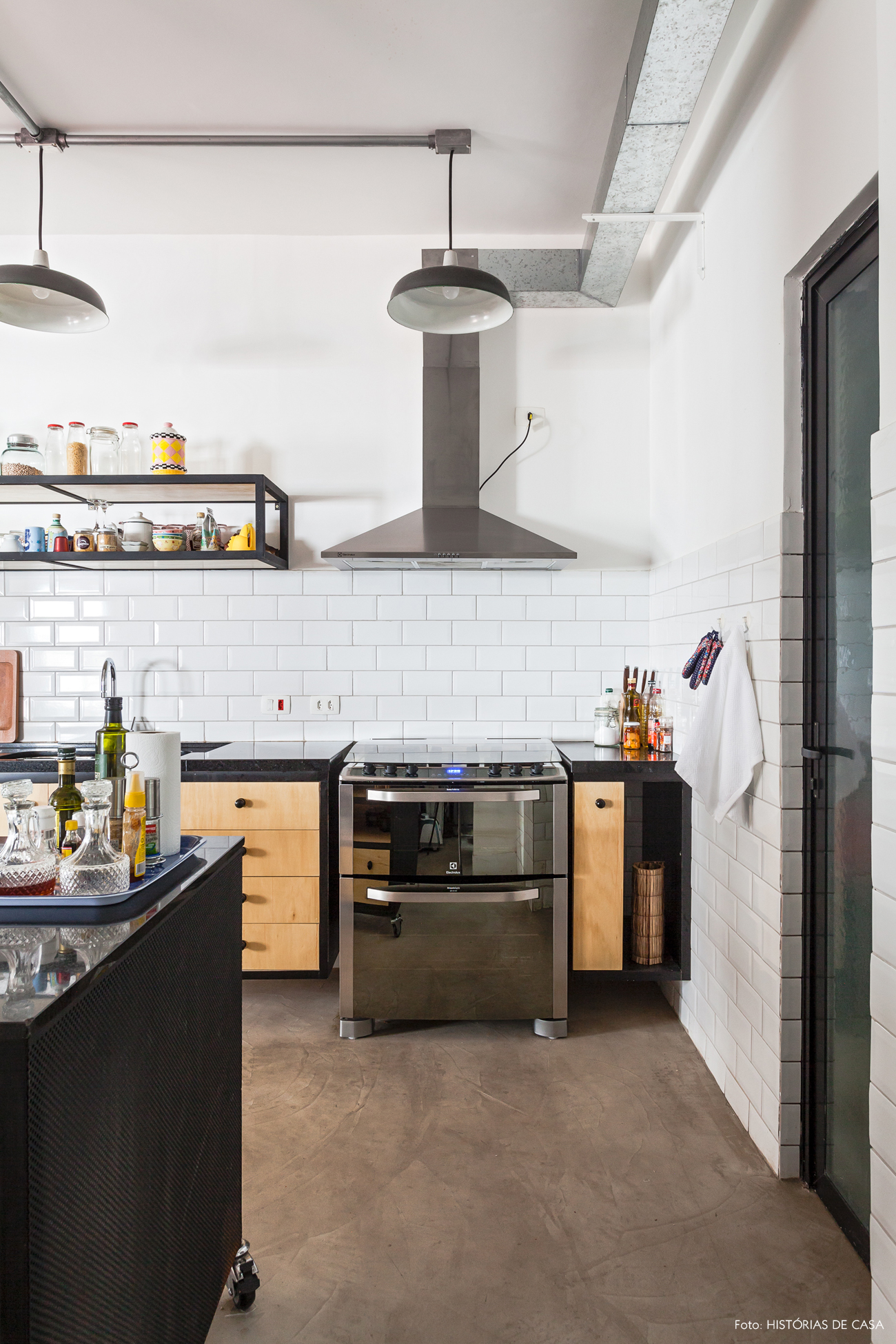 32-decoracao-cozinha-integrada-industrial-subway-tiles