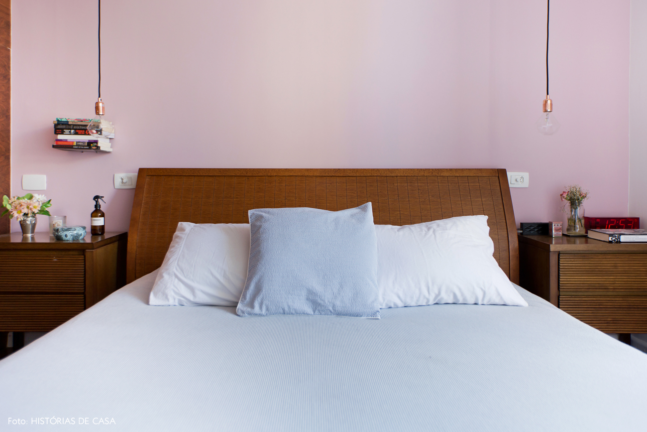 39-decoracao-quarto-casal-parede-rosa-cama-madeira-cobre