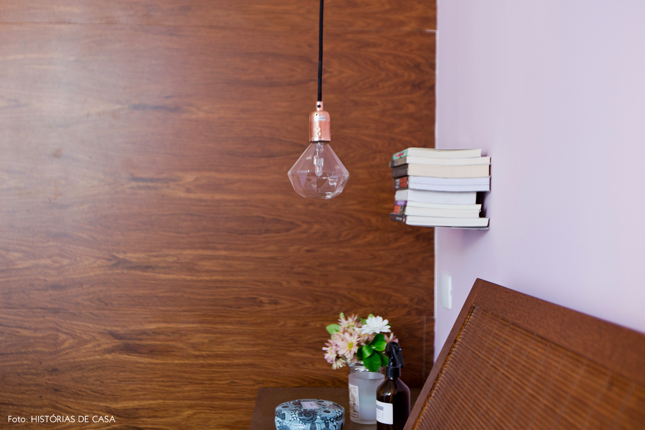 40-decoracao-quarto-casal-parede-rosa-cama-madeira-cobre