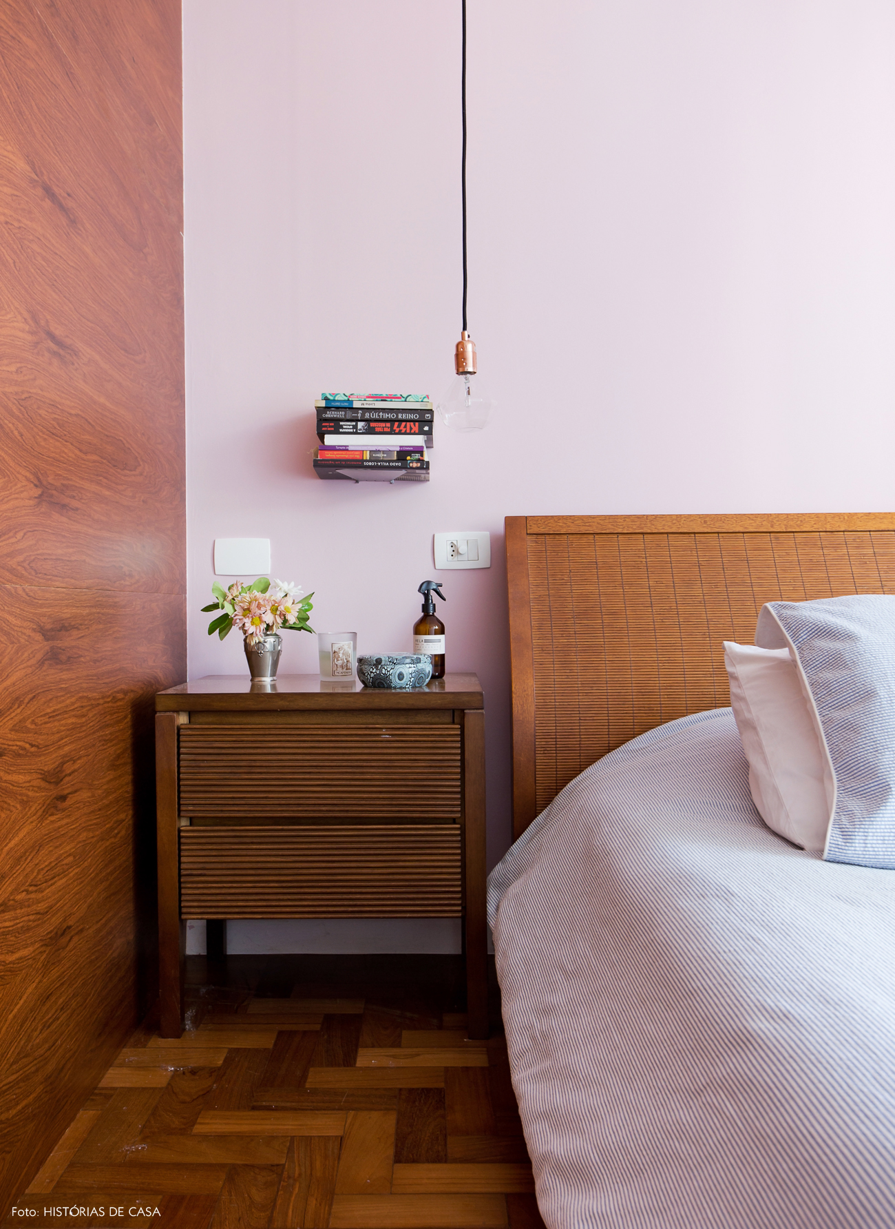 41-decoracao-quarto-casal-parede-rosa-cama-madeira-cobre