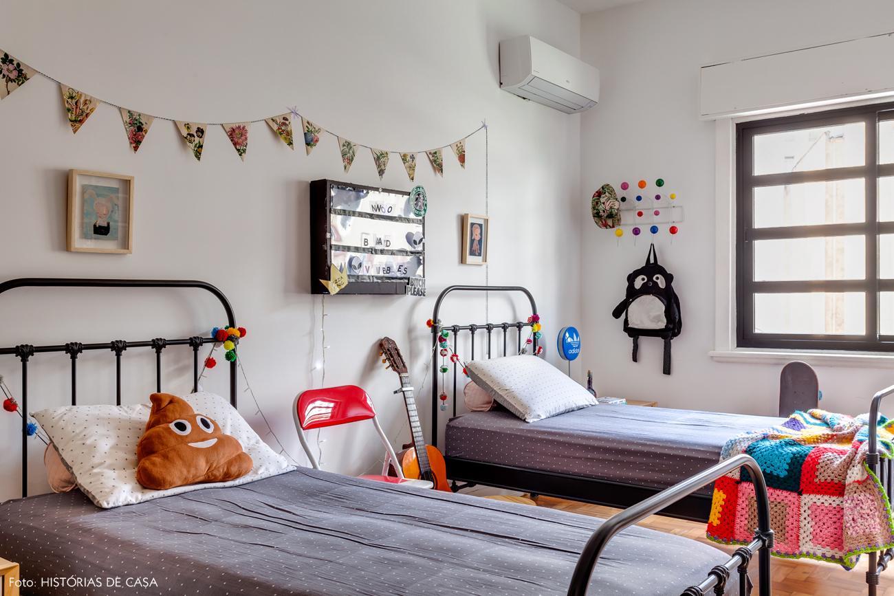 42-decoracao-quarto-crianca-camas-de-ferro-pretas
