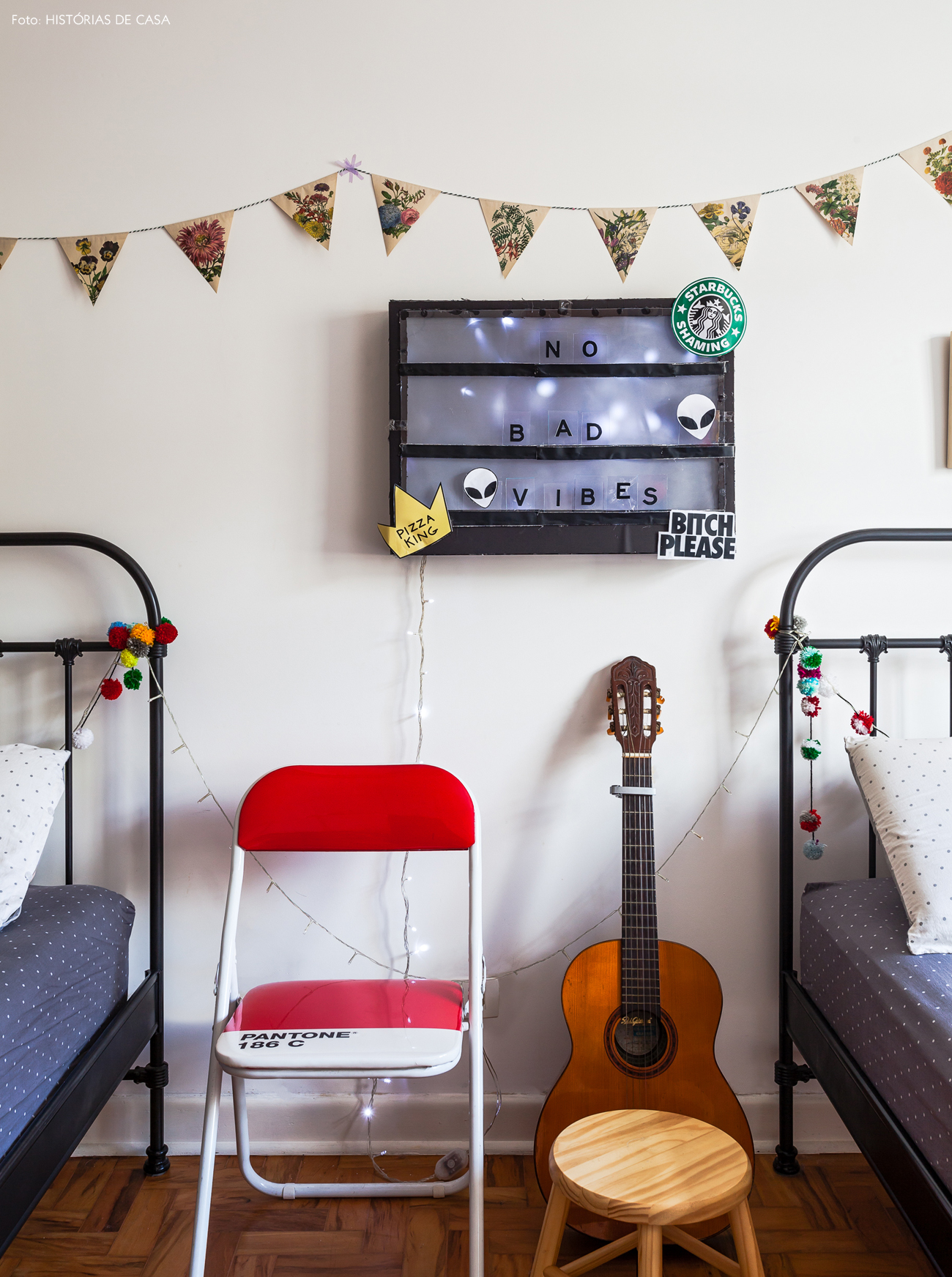 44-decoracao-quarto-crianca-camas-de-ferro-bandeirolas