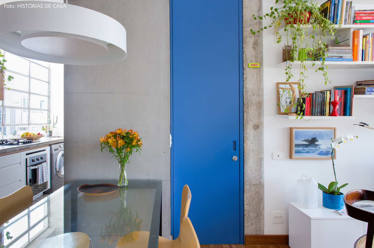 02-decoracao-apartamento-pequeno-integrado-porta-colorida-concreto
