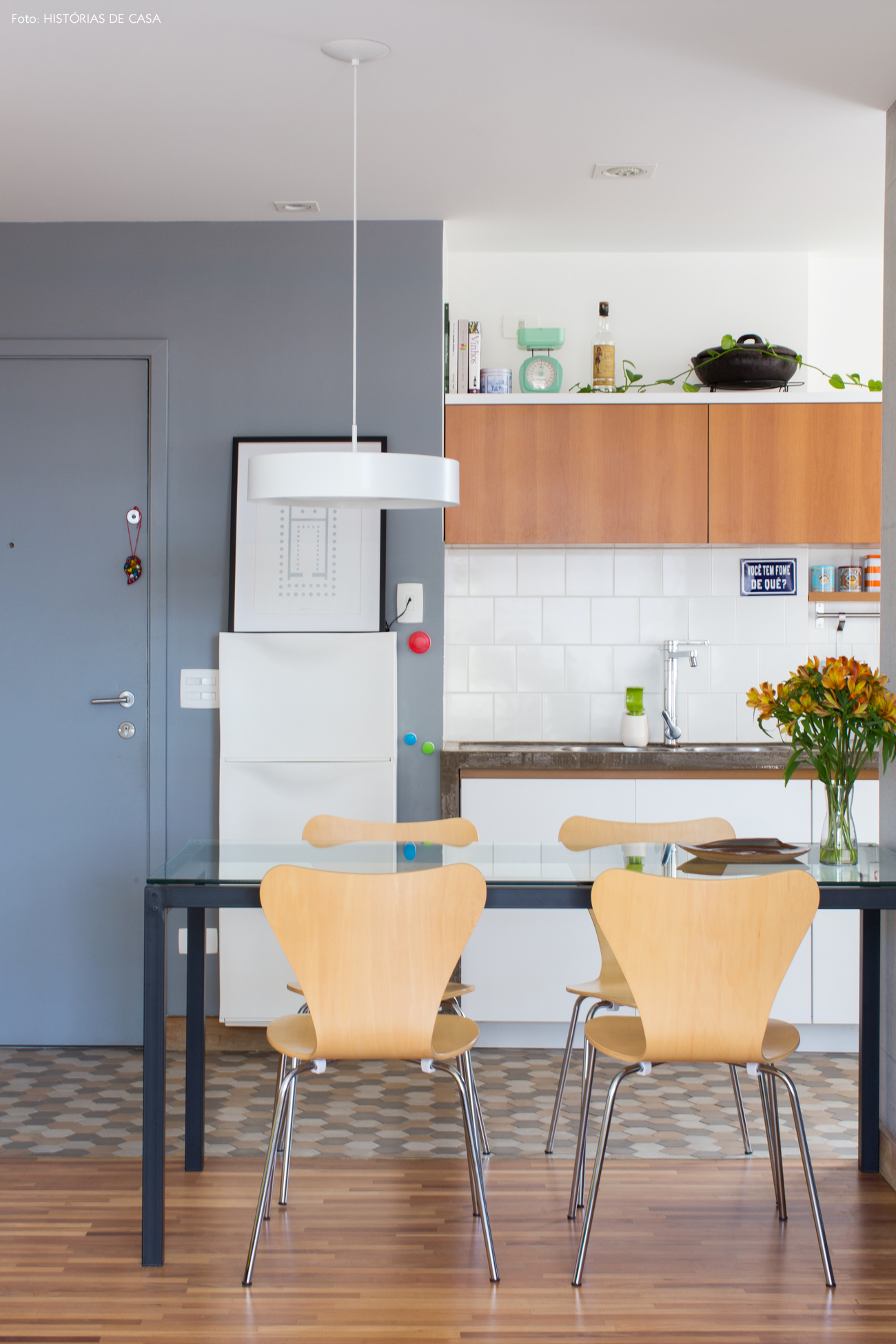 16-decoracao-apartamento-pequeno-cozinha-azulejos-brancos-piso-ladrilhos