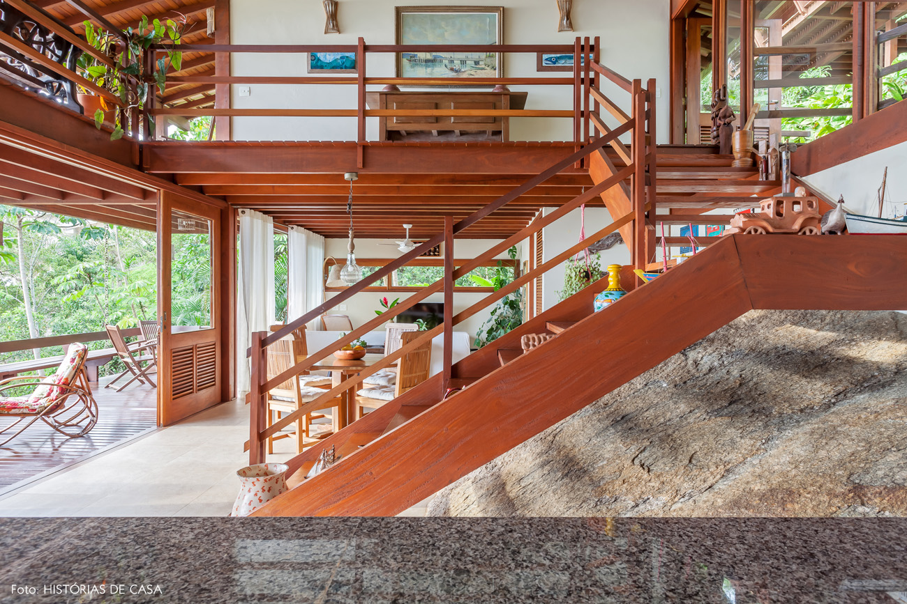17-decoracao-casa-de-praia-arquitetura-escada-madeira