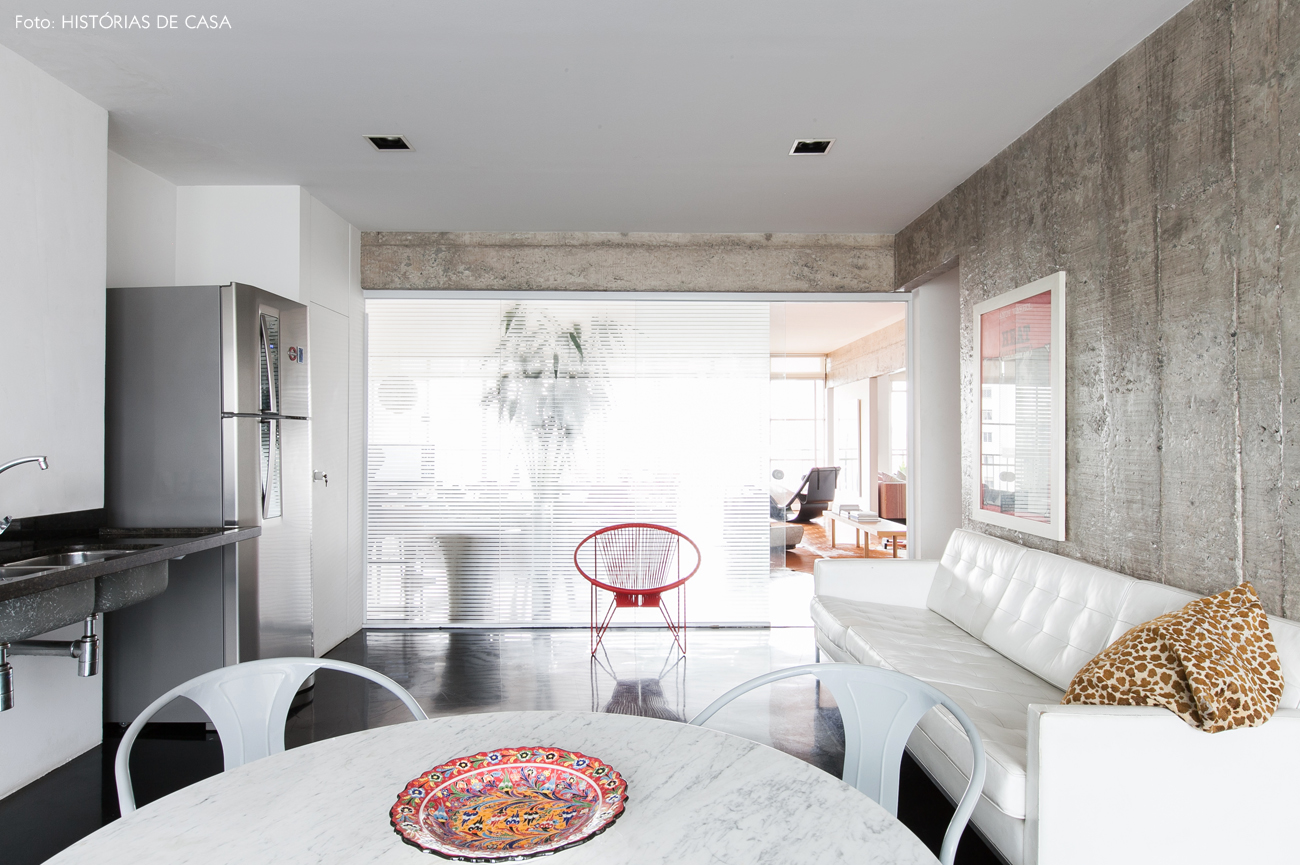 20-decoracao-cozinha-parede-concreto-vidro-piso-preto