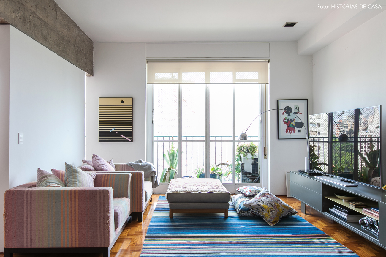 22-decoracao-sala-estar-moderna-tapete-almofadas-estampadas