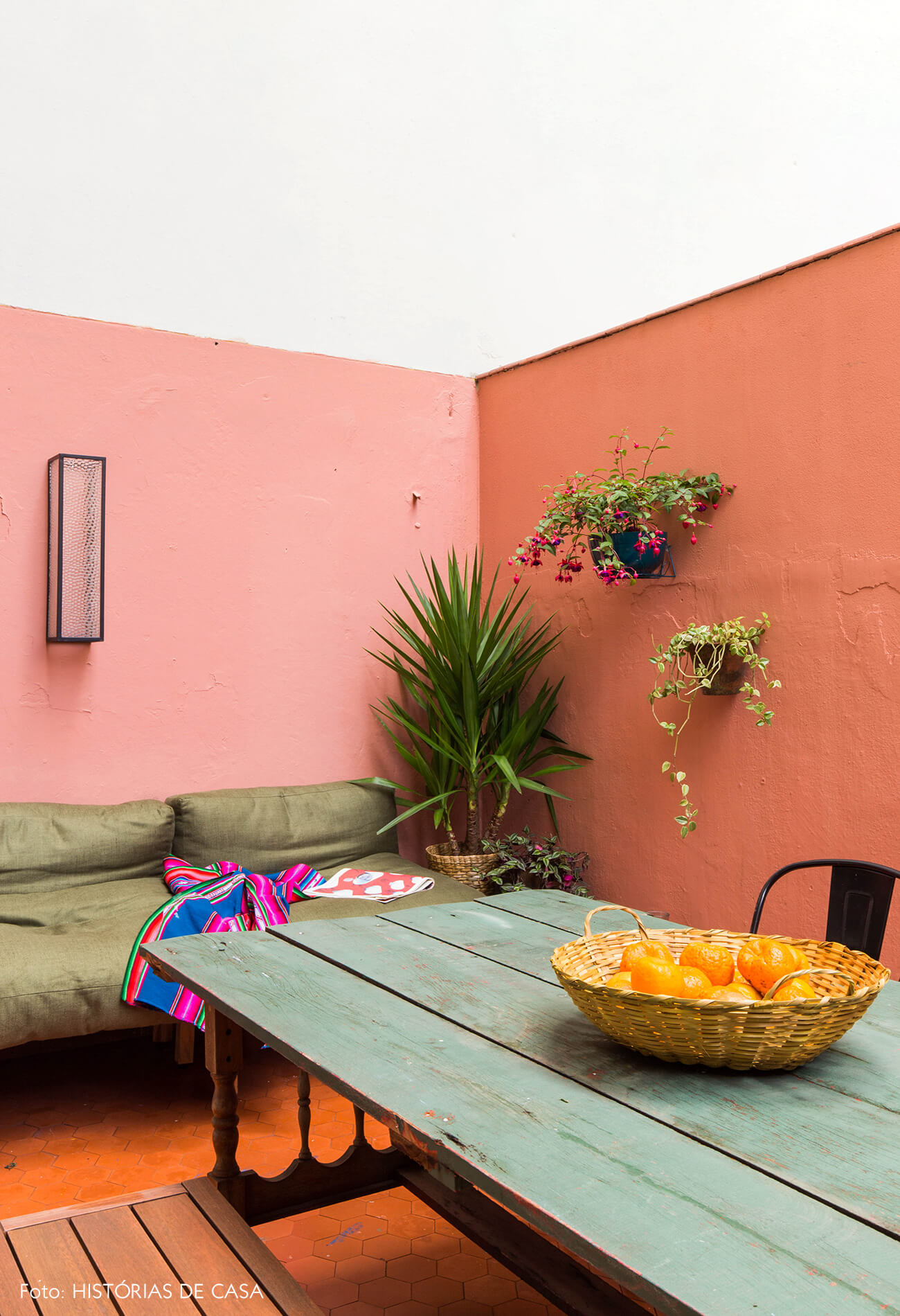 Quintal de apartamento com paredes coloridas