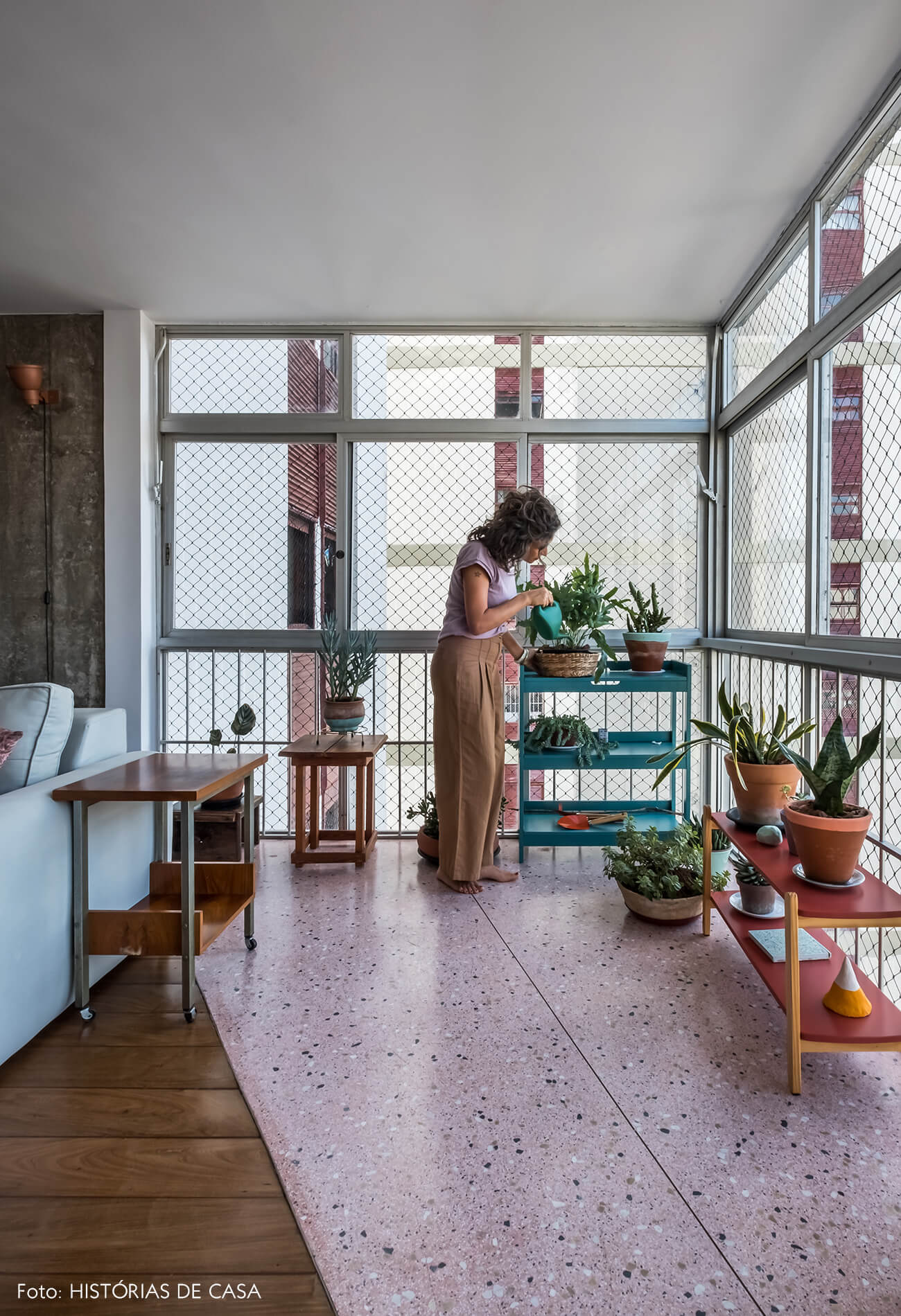 Apartamento com varanda interna e piso de granilite rosa