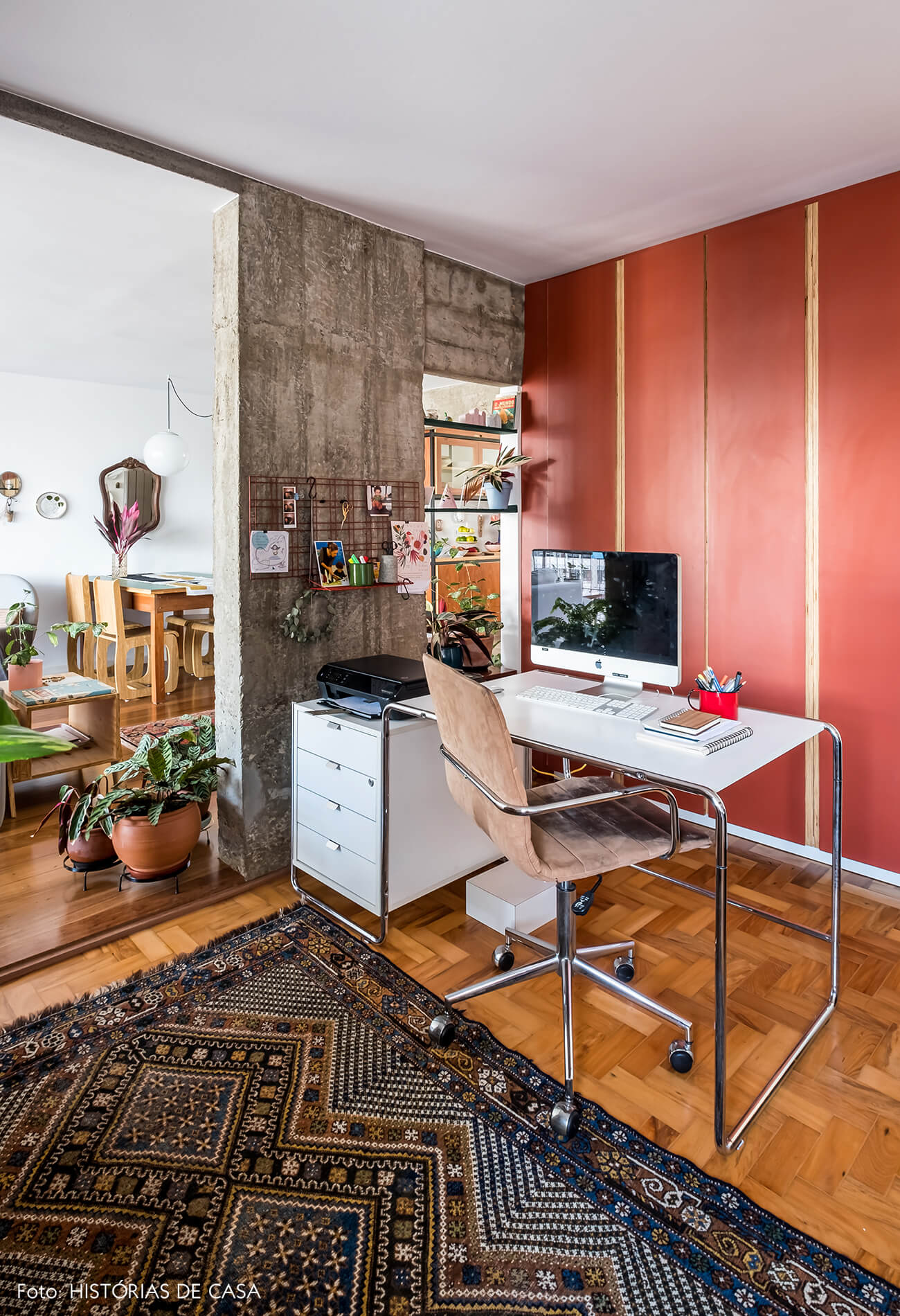 Home office integrado com a sala, móveis de Formica colorida