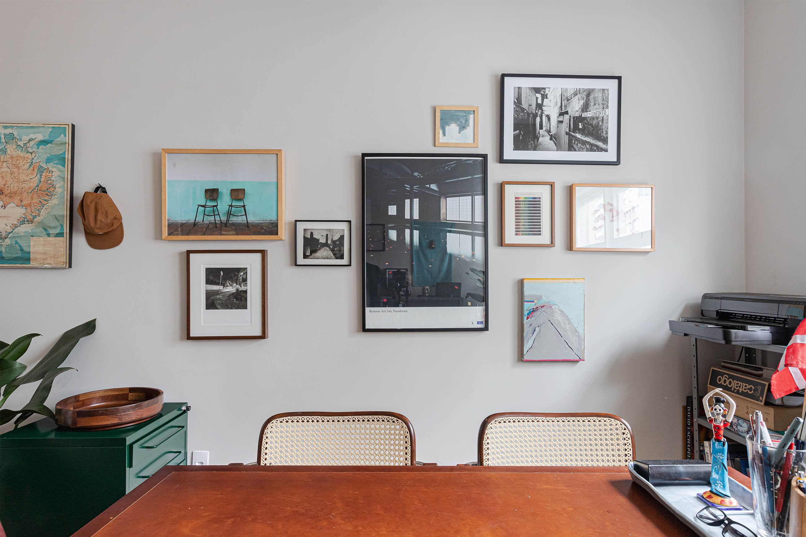 -home-office-mesa-cadeira-mesa-verde-quadros-fotografias