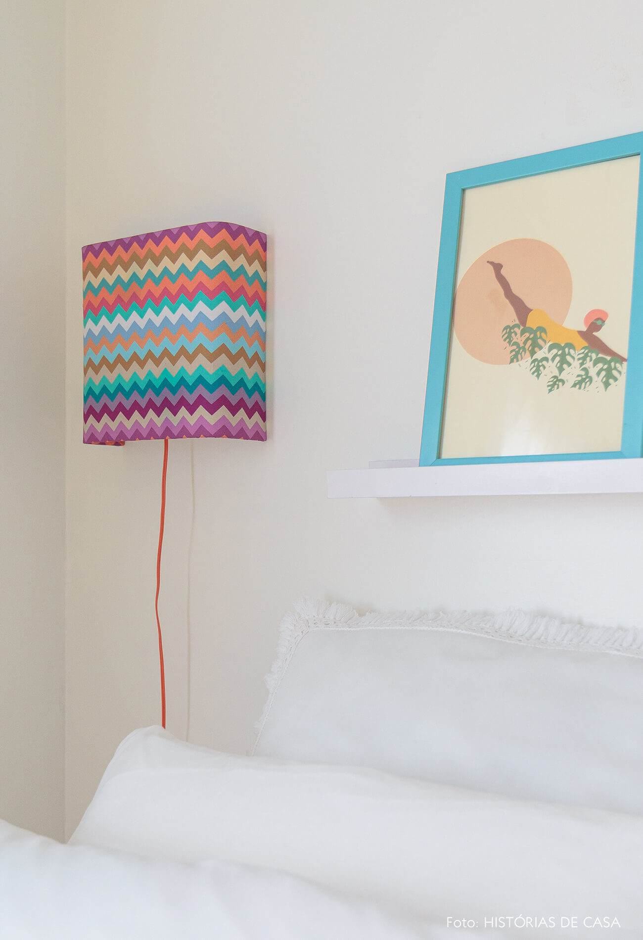 decoração praiana quarto com luminária colorida