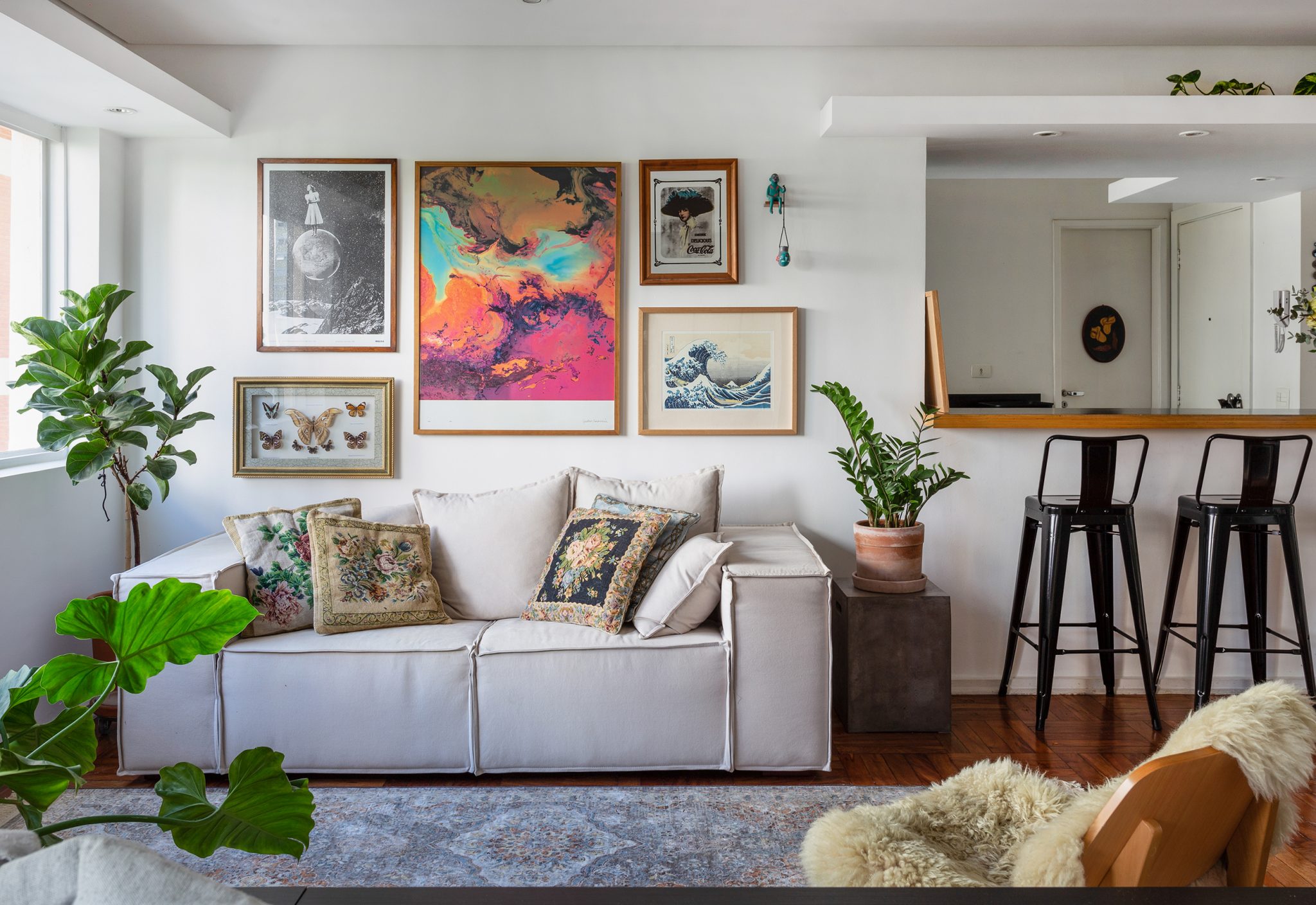 Apartamento alugado com ambientes integrados e muitos objetos vintage para uma decoração com personalidade